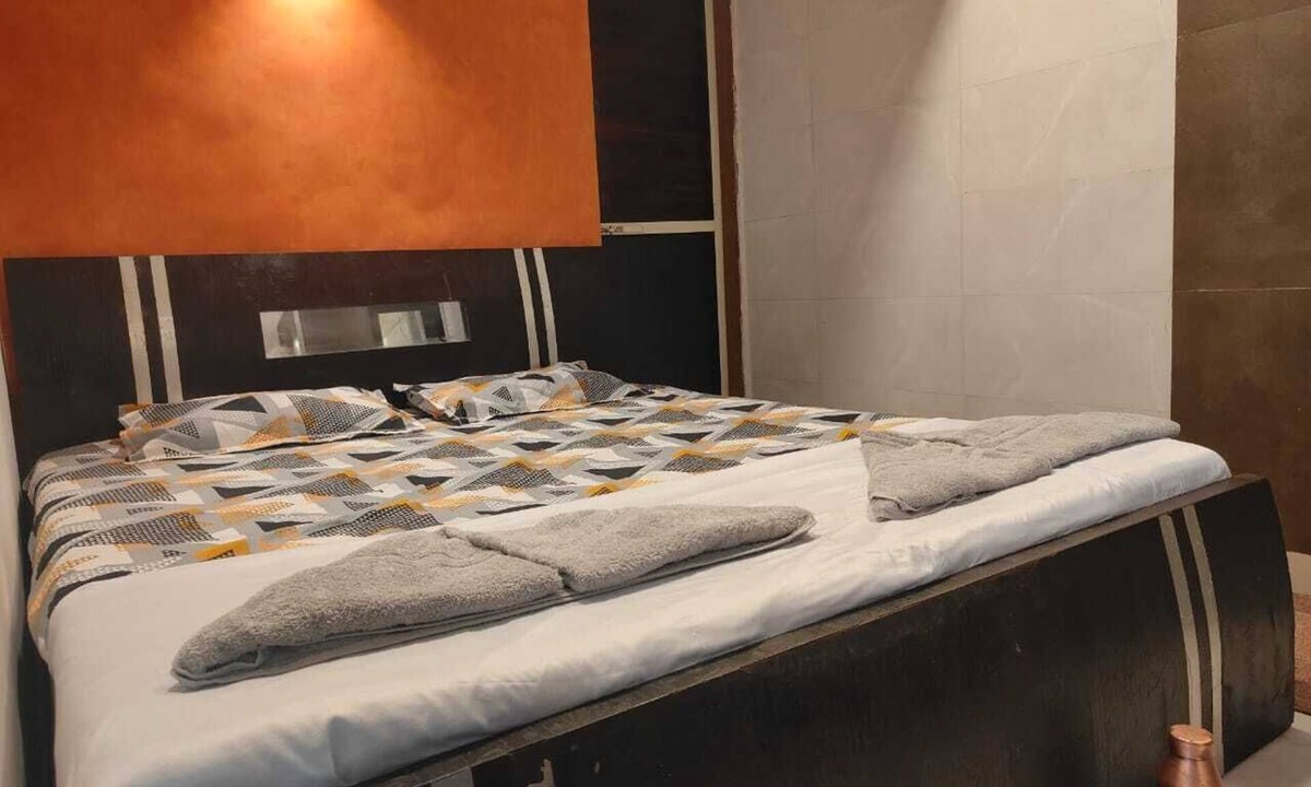 Malad West Apartment | 1 BHK, full appt, Next to Kokilaben Hospital, Versova Metro.