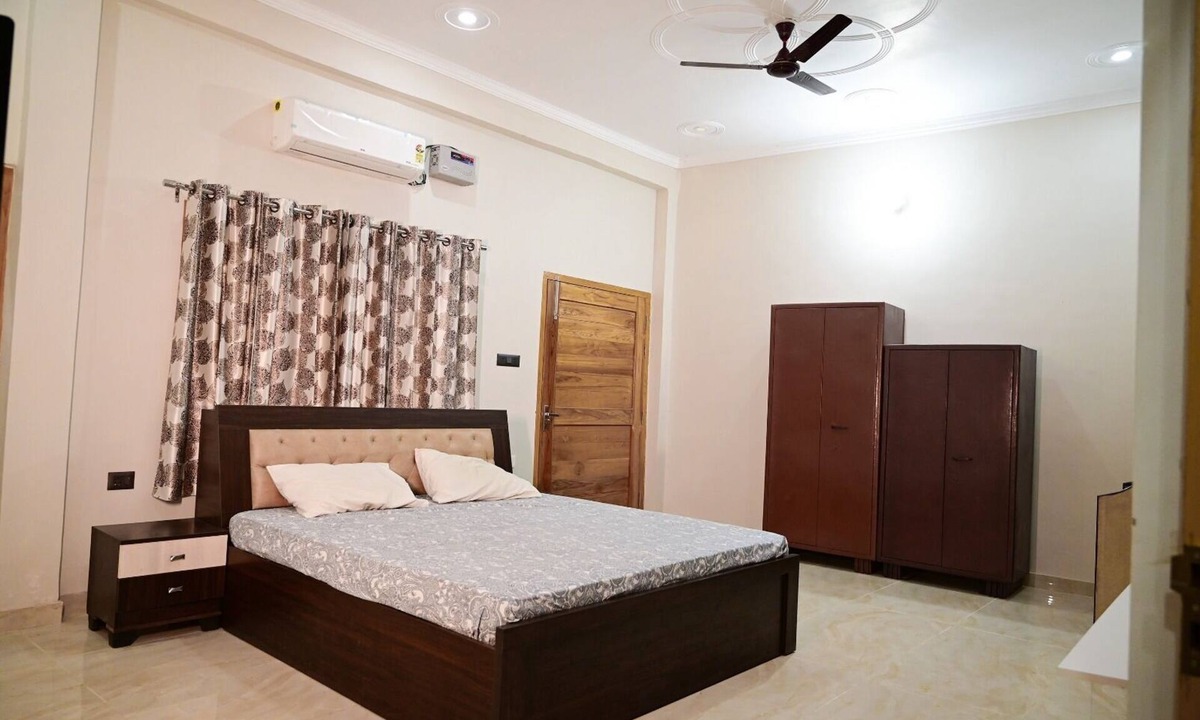 Faizabad House | 10 minutes from Ram Mandir! Family-sized home with Parking and Garden.