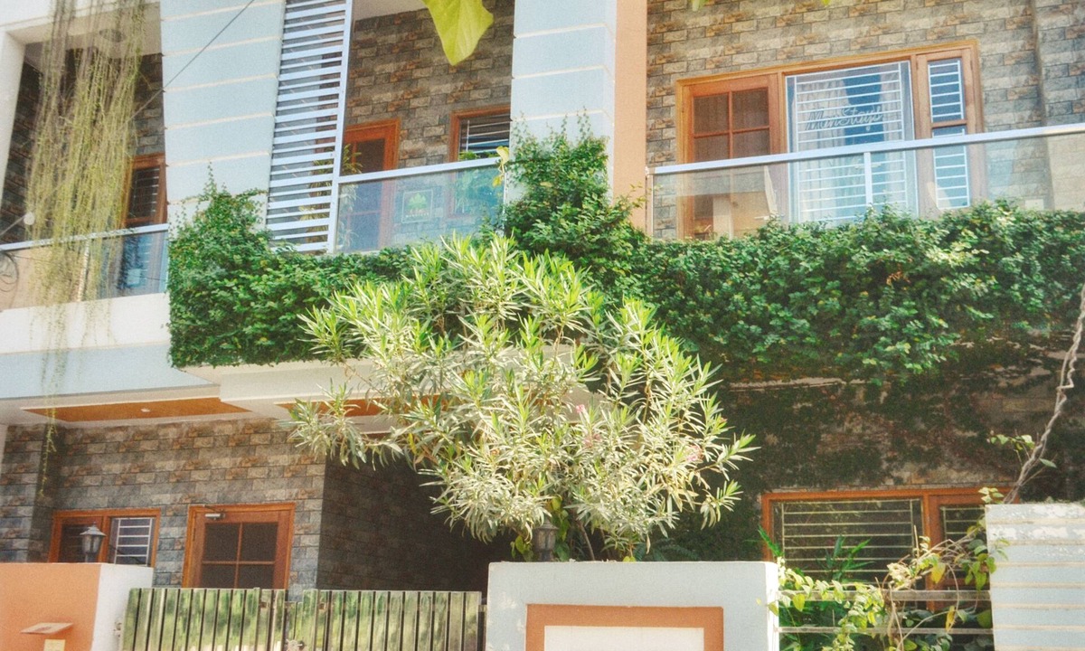 Haridwar Bed & Breakfast | 15 minutes to the Harkipauri! Manstays 3 bedroom condo with Balcony & parking!