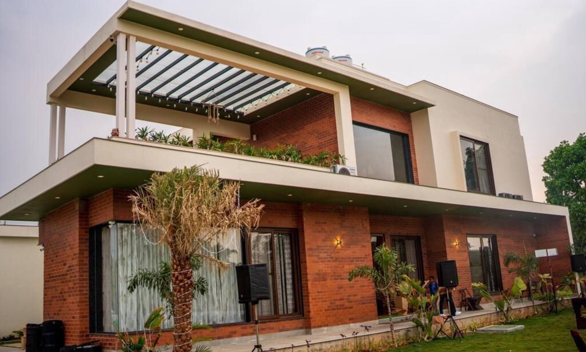 Narasapura Villa | 2.5 acres,5 luxury rooms,master suite with bathtub,pool,kids area ,Lawn.