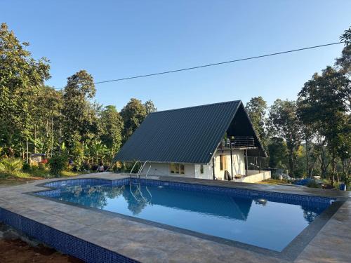 Elappara House | 2BHK Homestay at Vagamon with Pool, Campfire and BBQ- Oakwood Oasis