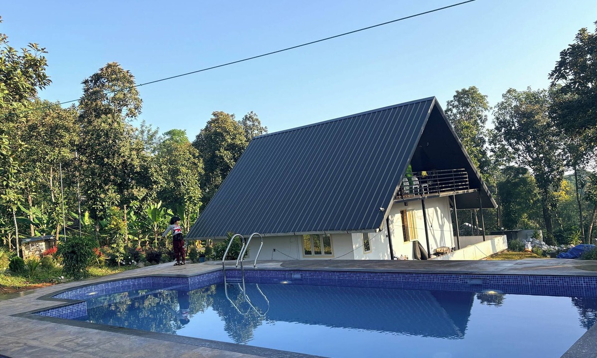 Elappara Villa | 2bhk Homestay With Pool, BBQ and Campfire - Oakwood Oasis