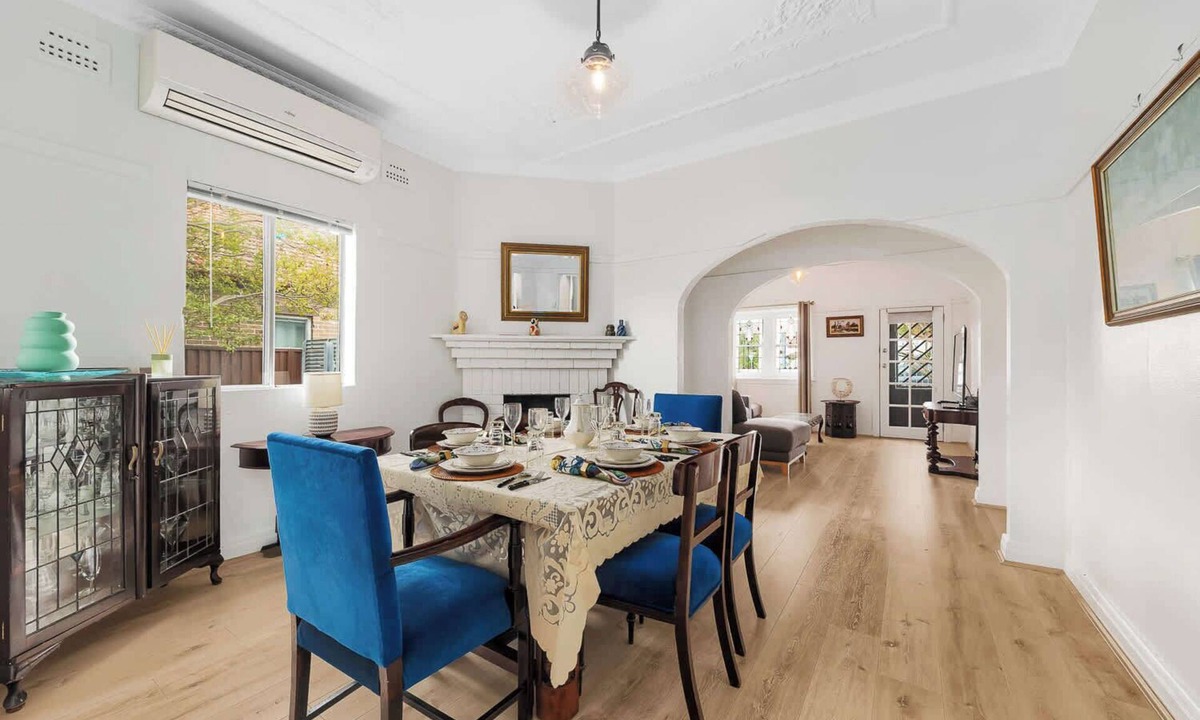 Brighton-le-Sands Apartment | 3 Bed Coastal Stay in a Villa with Beach & Airport Nearby