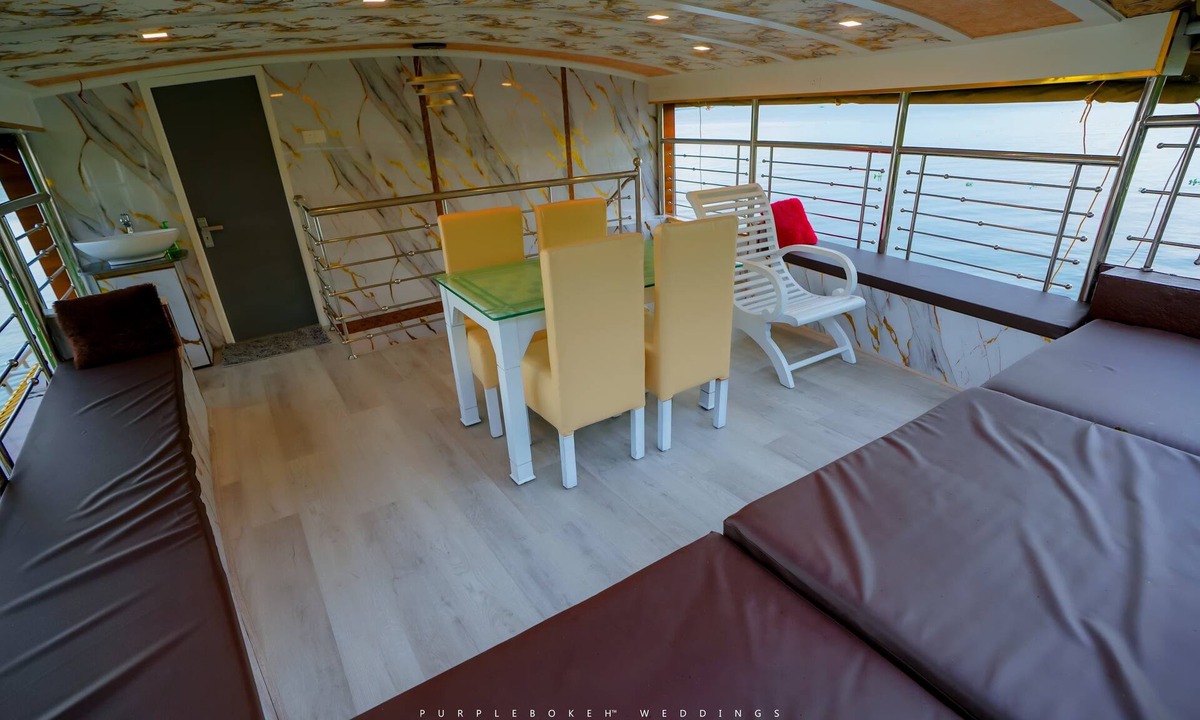 Aryad South Boat Rental | 3 bedroom private semi luxury houseboat with all meals