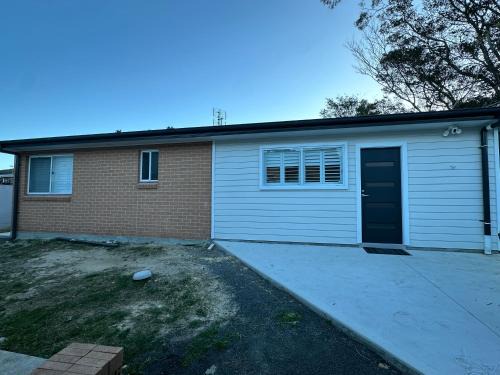 Keiraville House | 3BR Home with free parking, 10 mins walk to university