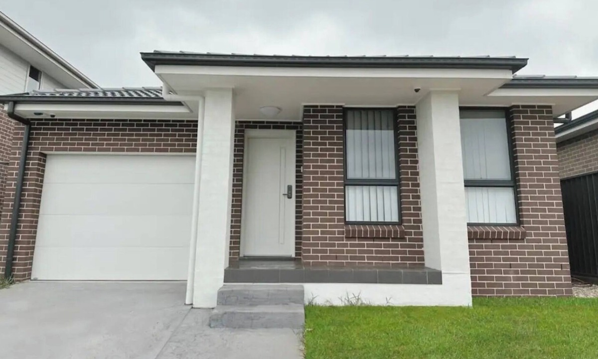 Gregory Hills House | 4 Bedroom House with sunny backyard. 5 minutes to the shops and cafes!
