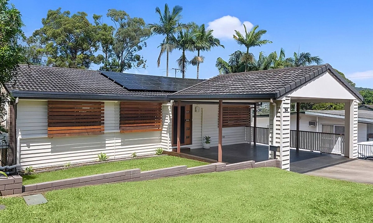 Everton Hills House | 4 bedrooms, with a private cinema, swimming pool and 2 parking spaces
