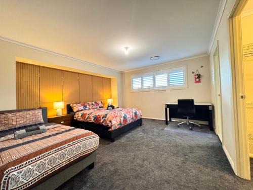 Penrith Villa | 5 Bedroom Group Accommodation Penrith CBD Sleeps 12 Near Hospital Stadium
