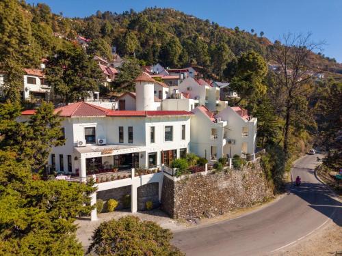 Bhimtal Hotel | 8fold-Pinecrest By LaRiSa, Bhimtal