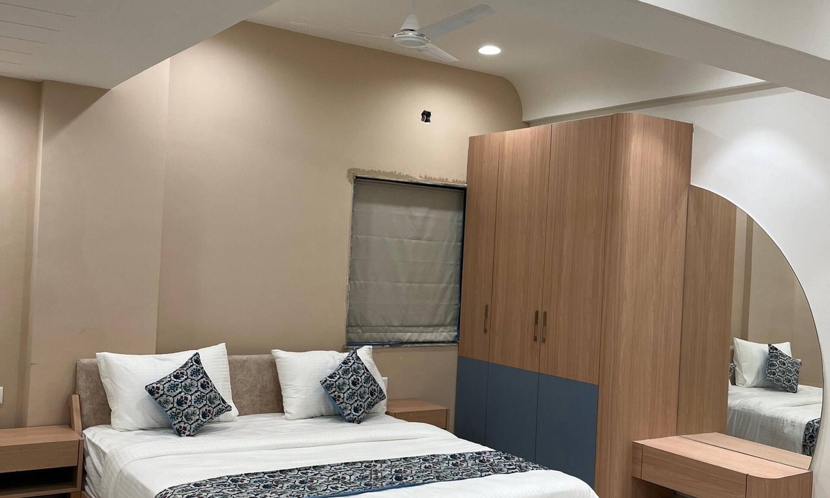 Vallabh Vidhyanagar Hotel | 9-bedroom hotel in perfect Anand with AC and fitness room