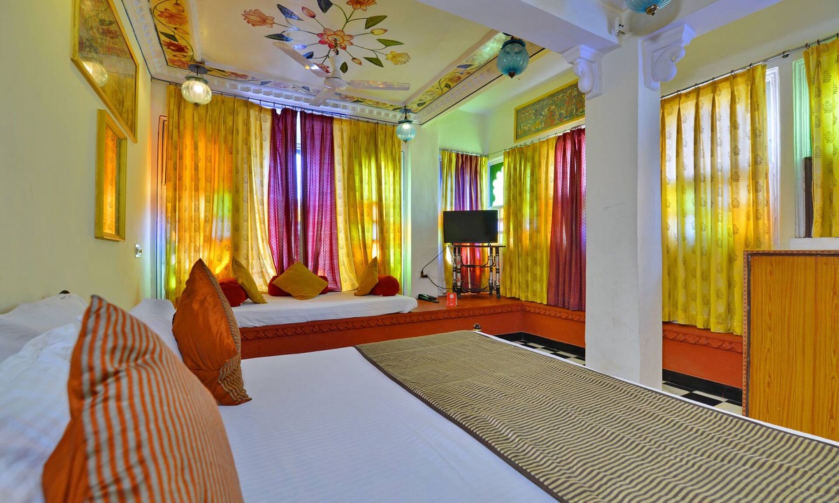 Udaipur City Centre House | A.C. room with swimming pool (cool,chill, relax)