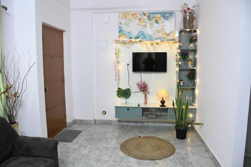 Krishnarajapura Apartment | A Moon-Lit Suite for 2