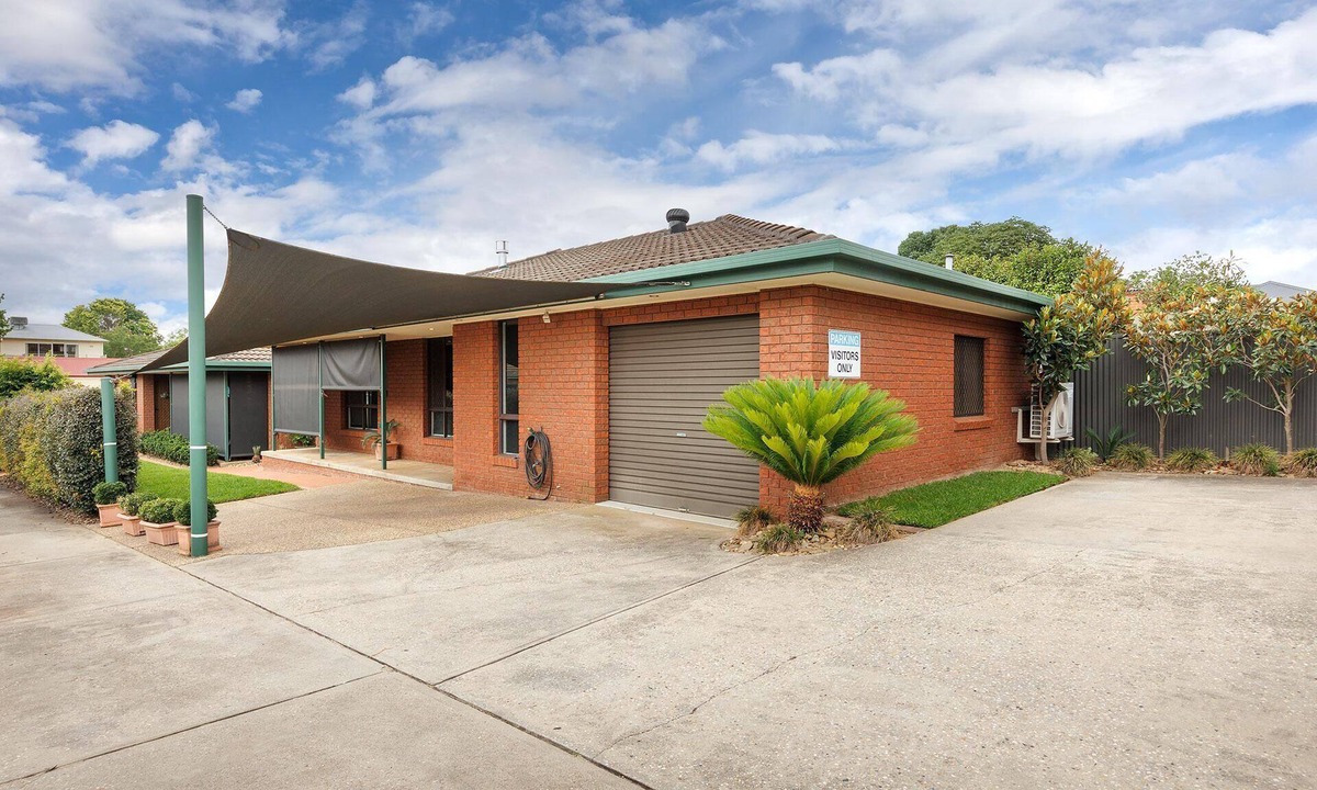 Wodonga House | Adorable Abode on Schubach - Fabulous, spacious two bedroom unit close to hospital in East Albury