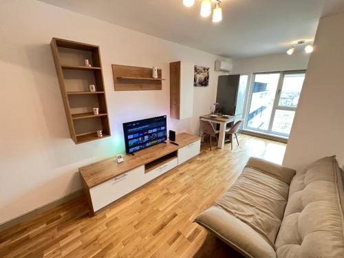 Iasi Apartment | Airport FlyHub Chic Apartment-Self Checkin