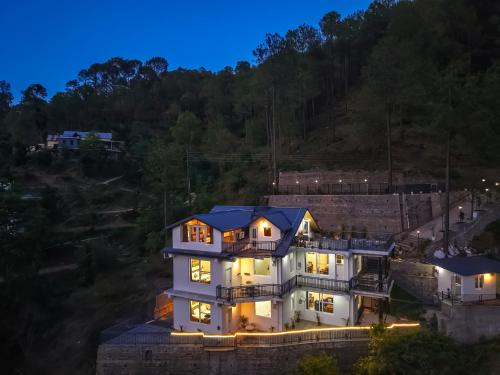 Kuthar Villa | Alaya Stays Gable Pine 5 BHK Cottage with Plunge Pool amid Mountains