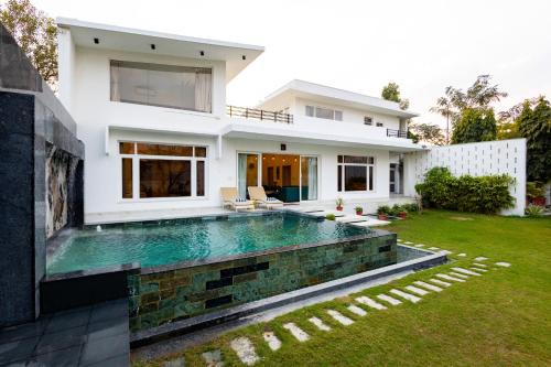 Chaksu Villa | Alaya Stays, Kuber Vatika Pet-Friendly Villa with Private Pool & Garden