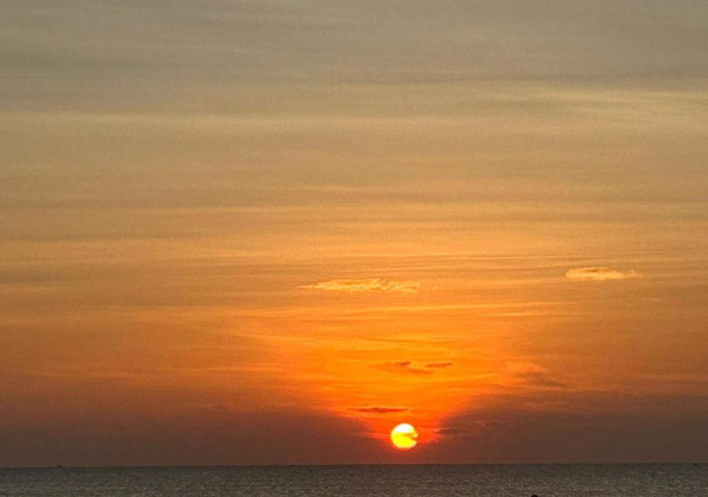 Vadanemelli Hotel | Amazing Ocean View Room for Couples