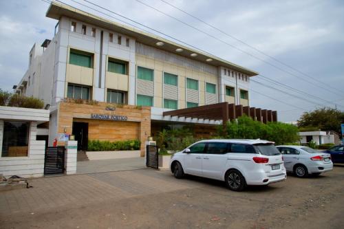 Gandhidham Hotel | Ambar Sarovar Portico
