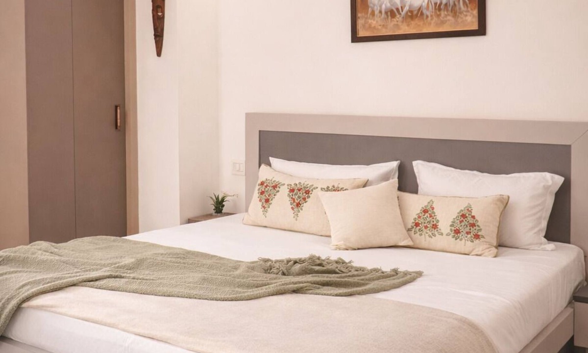 DLF Phase 5 Apartment | Amlatas Home, 1-bedroom apartment with AC in pleasant Gurugram location