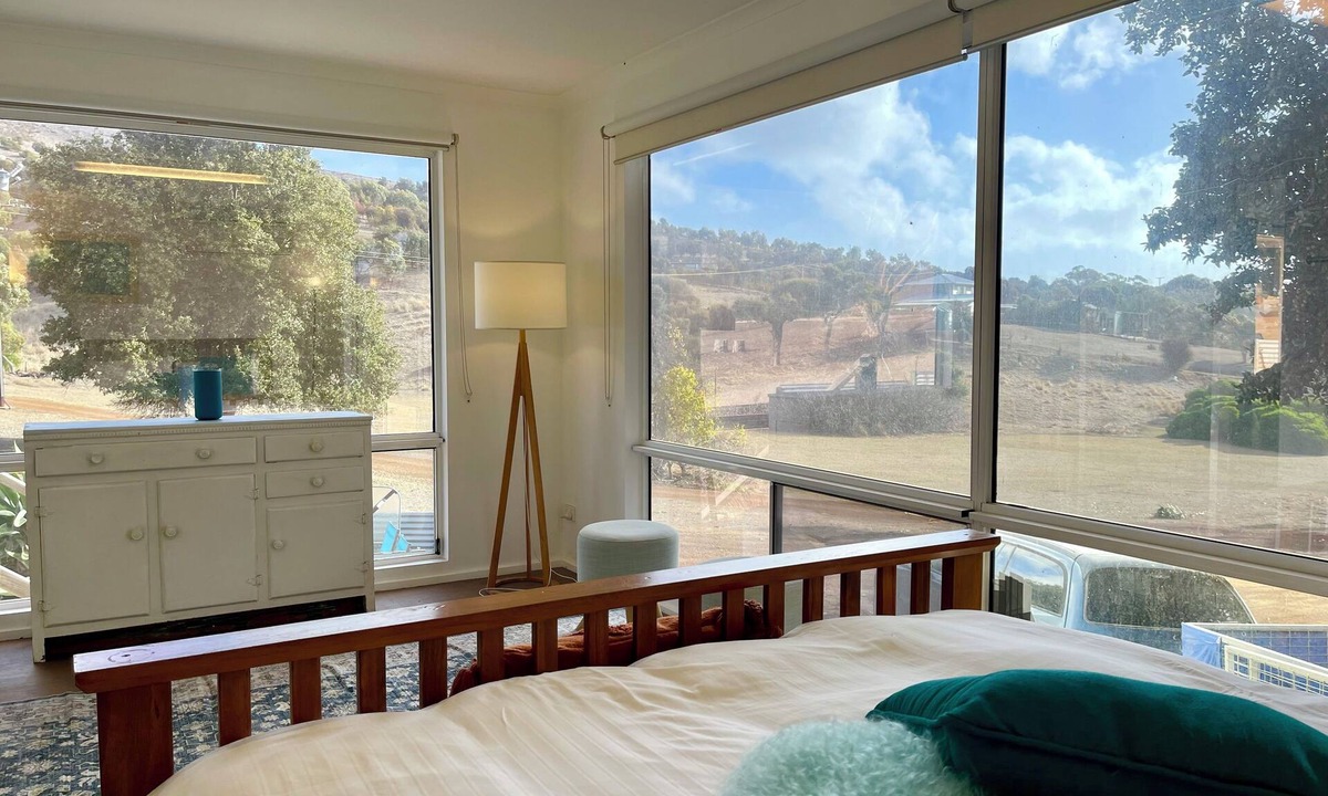 Duncan Apartment | Apartment amongst the Kangaroos and only a 3 minute walk to Snelling Beach