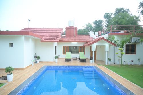 Taoru Villa | Aravali Farm Gurgaon, 3 Bedroom Villa with Lawn Barbeque Grill and Pool