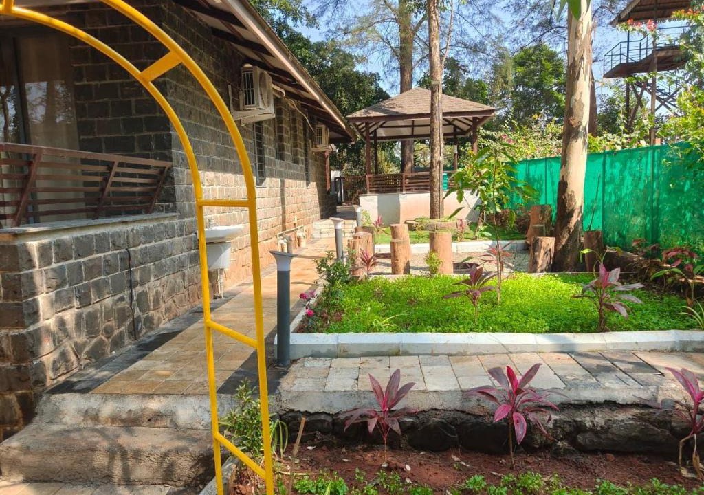 Kurunji Ski Chalet | Arka Homes Bhor Serene Nature 2BHK Villa with Bonfire, BBQ, lawn, shared pool and Kayaking