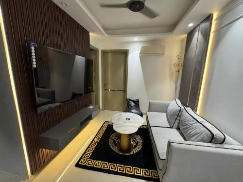 Sainik Farm Apartment | Artisan Abode406 Luxury Studio in Saket