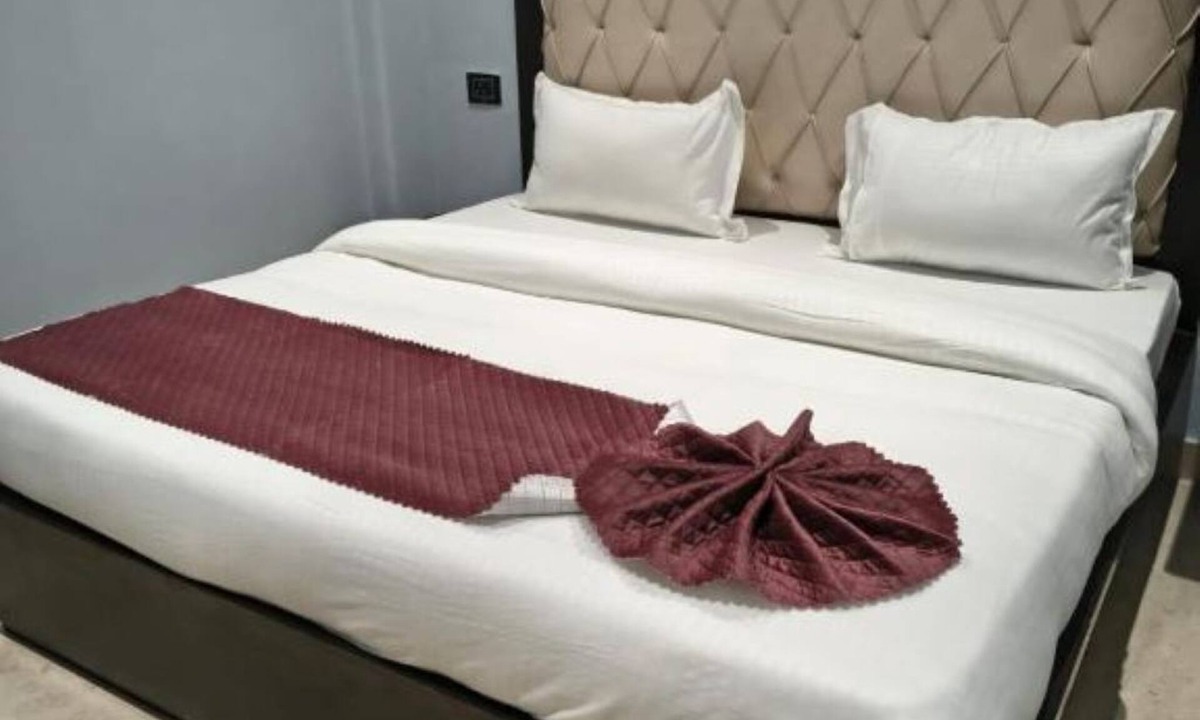 Chandauli Bed & Breakfast | Asahi Palace- Room 3 - bed & breakfast with AC in Varanasi