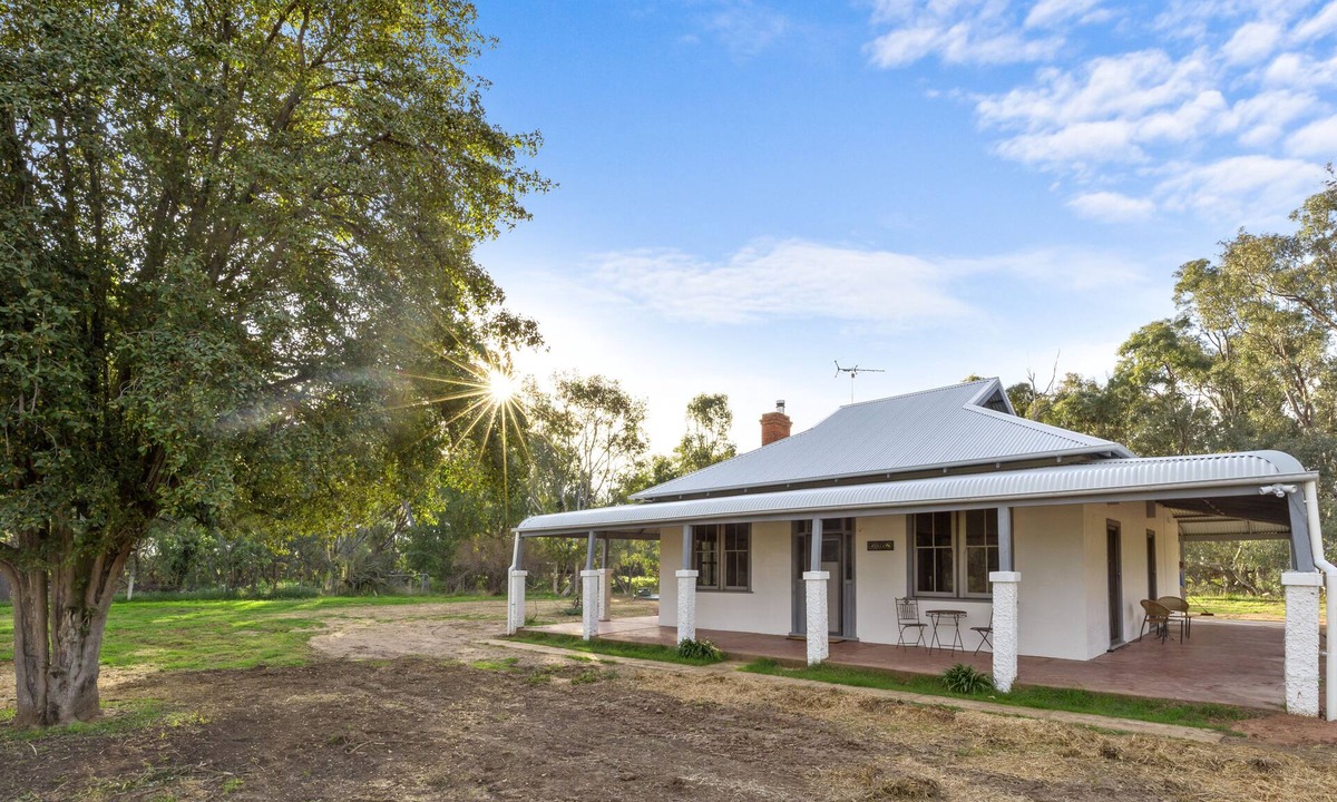 The Rock Other | Avalon Farmstay, Restored 1925 farmhouse. 30min Wagga, halfway Syd-Mel