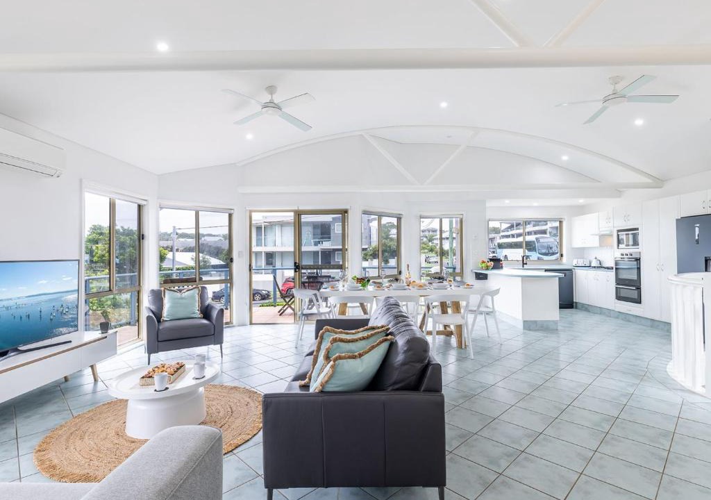 Fingal Bay House | Baia Villa air con WiFi and views of Fingal Beach