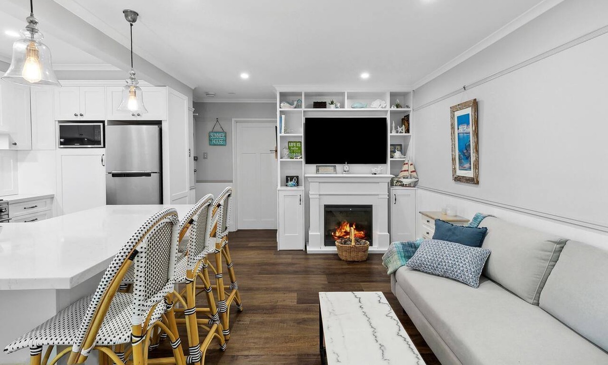 Balmoral Apartment | Balmoral Beachfront - Luxury 1 bedroom apartment (King or 2 Long Single beds)