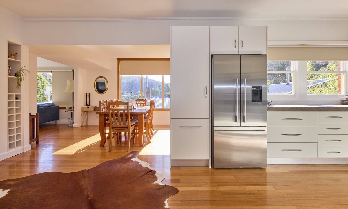 West Launceston House | Basin Road Guesthouse | Walk to Cataract Gorge & CBD