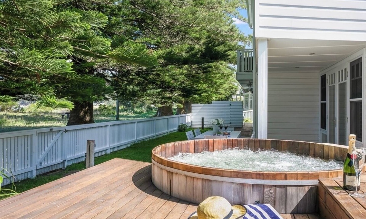 Patonga House | Beach Front House Outdoor Hot Tub Sauna Stunning Views. 1 FREE NIGHT!