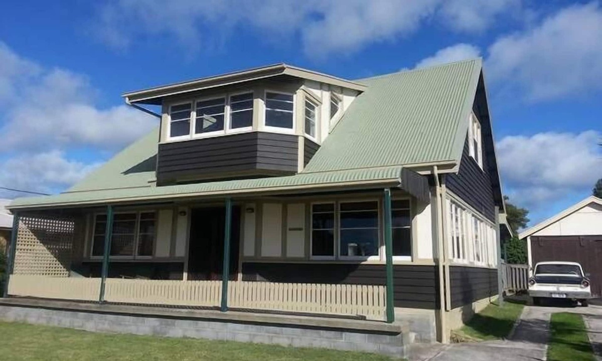 Beauty Point House | Beachside - Beauty Point. Unique Spacious Waterfront Pet-friendly