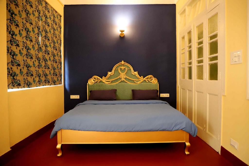Dharmatala Apartment | Beautiful Heritage Home walking to Park Street