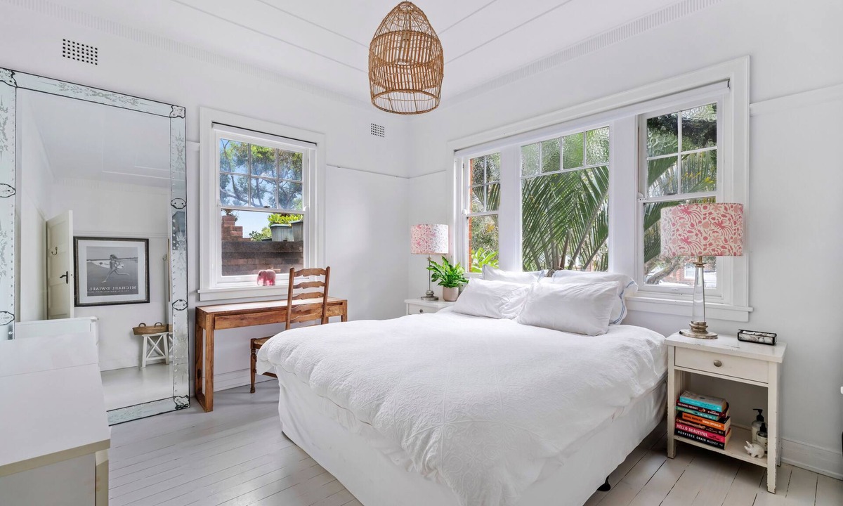 North Bondi Apartment | Beautifully appointed, white beach pad 5 minutes to iconic Bondi Beach