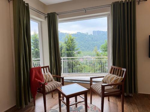 Bullawala Villa | Bella Casa, 3BR Villa Mountain Views & PVT Lawn