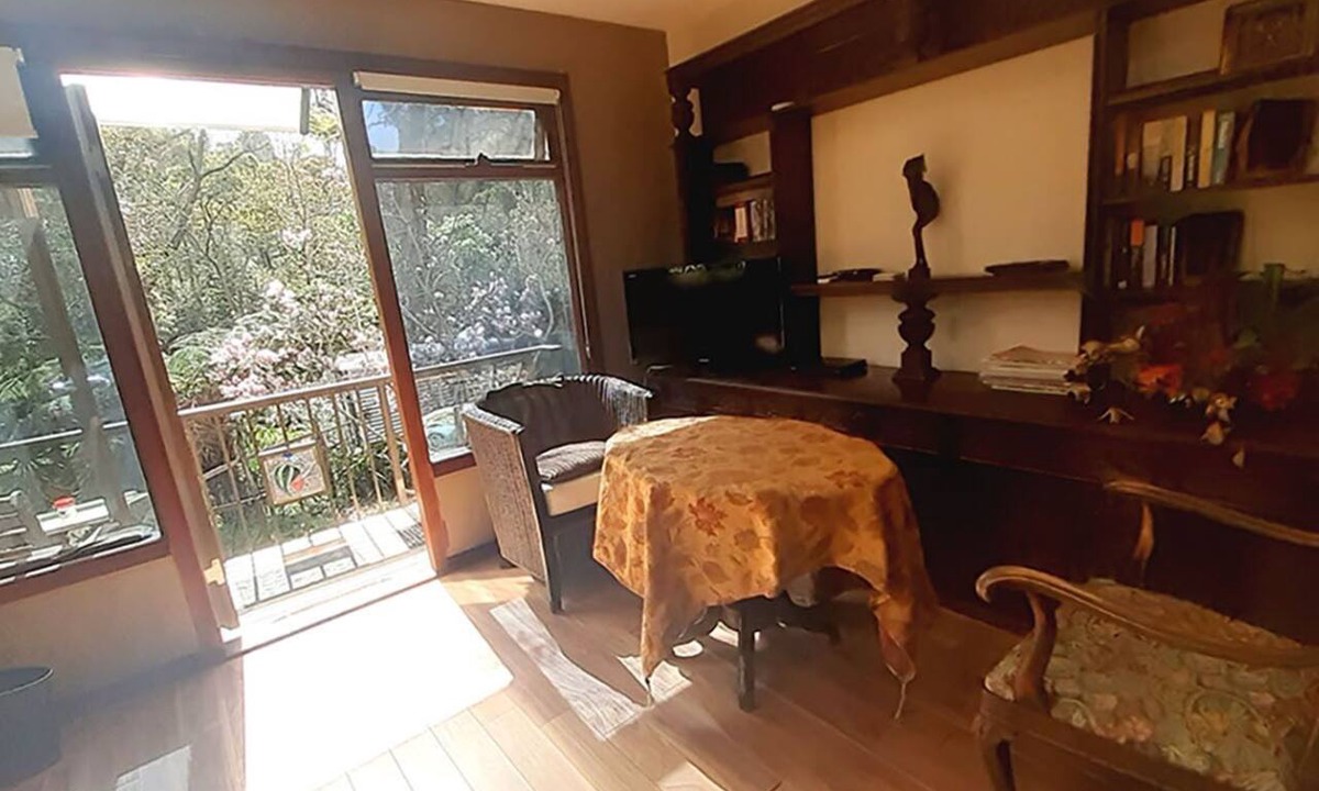 Hazelbrook Apartment | Blue Mountains studio, wild native garden full of birds, week-long stay 30% off
