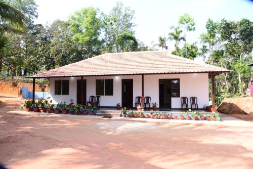 Mudigere House | BlueMoon Homestay - Near to Falls and View Points, Home Food & Estate