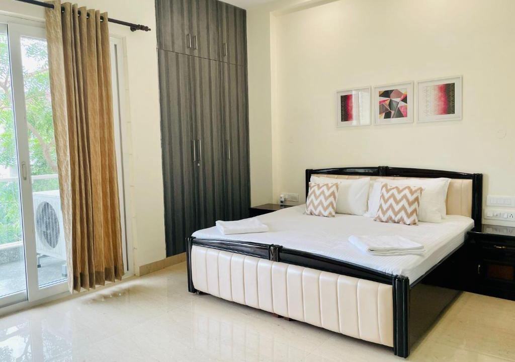 DLF City Apartment | BluO 1BHK - DLF CyberCity, MG Road - Balcony, Lift