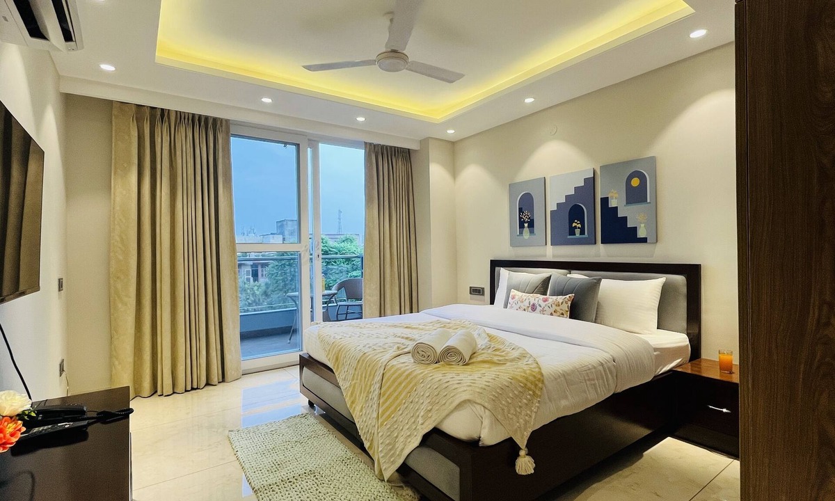 Sector 14 Hotel | BluO 1BHK Suite - Balcony, Gym, Parking, Lift