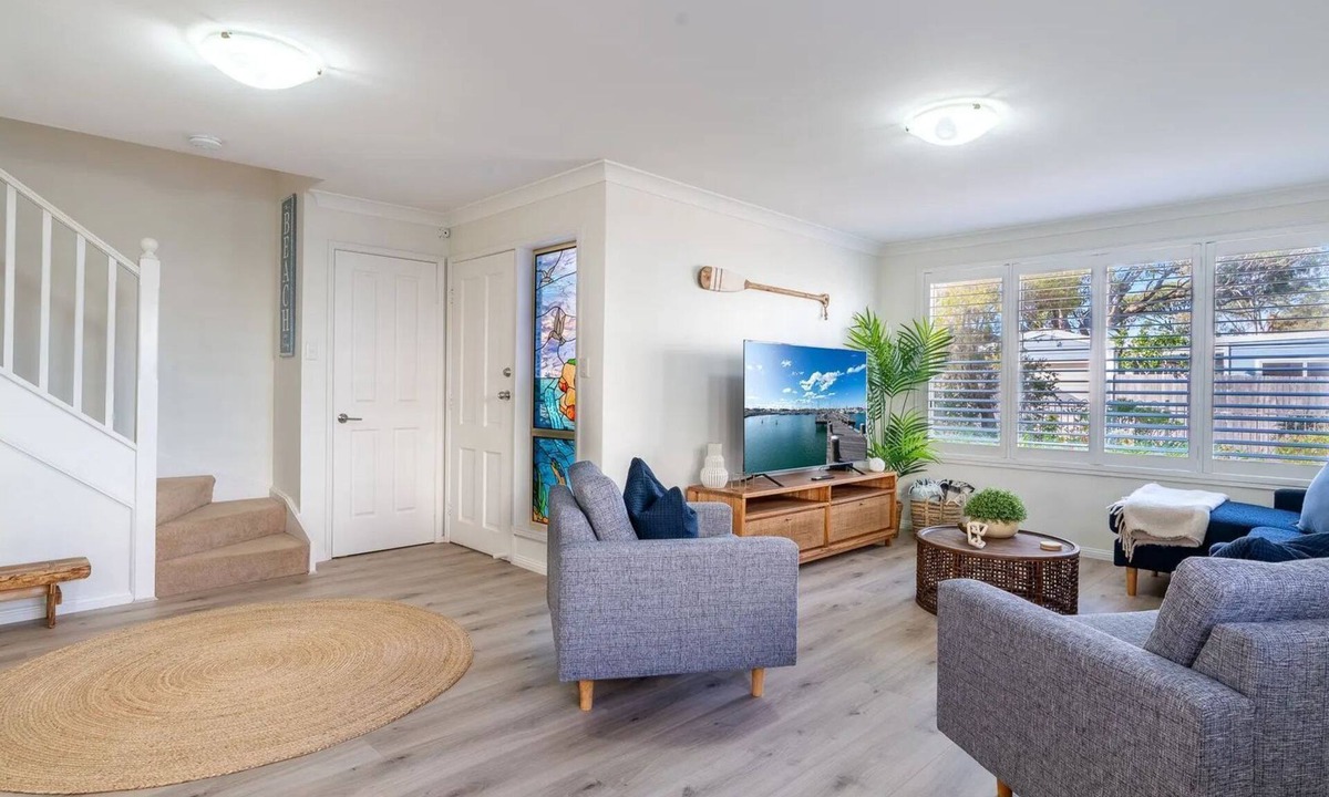Shellharbour House | Book 4 nights, Pay for 3 - School Holidays - Message to receive offer!