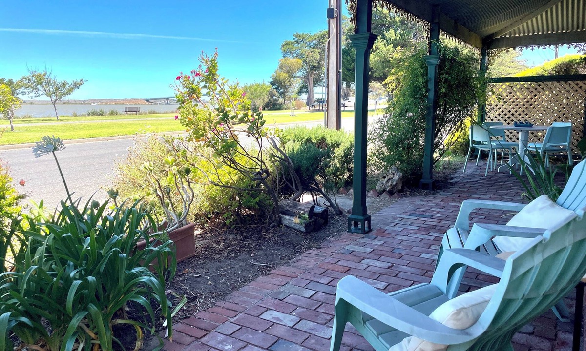 Goolwa Cottage | Breezy Goolwa Riverview Retreat near cafes with walking & bike track on doorstep