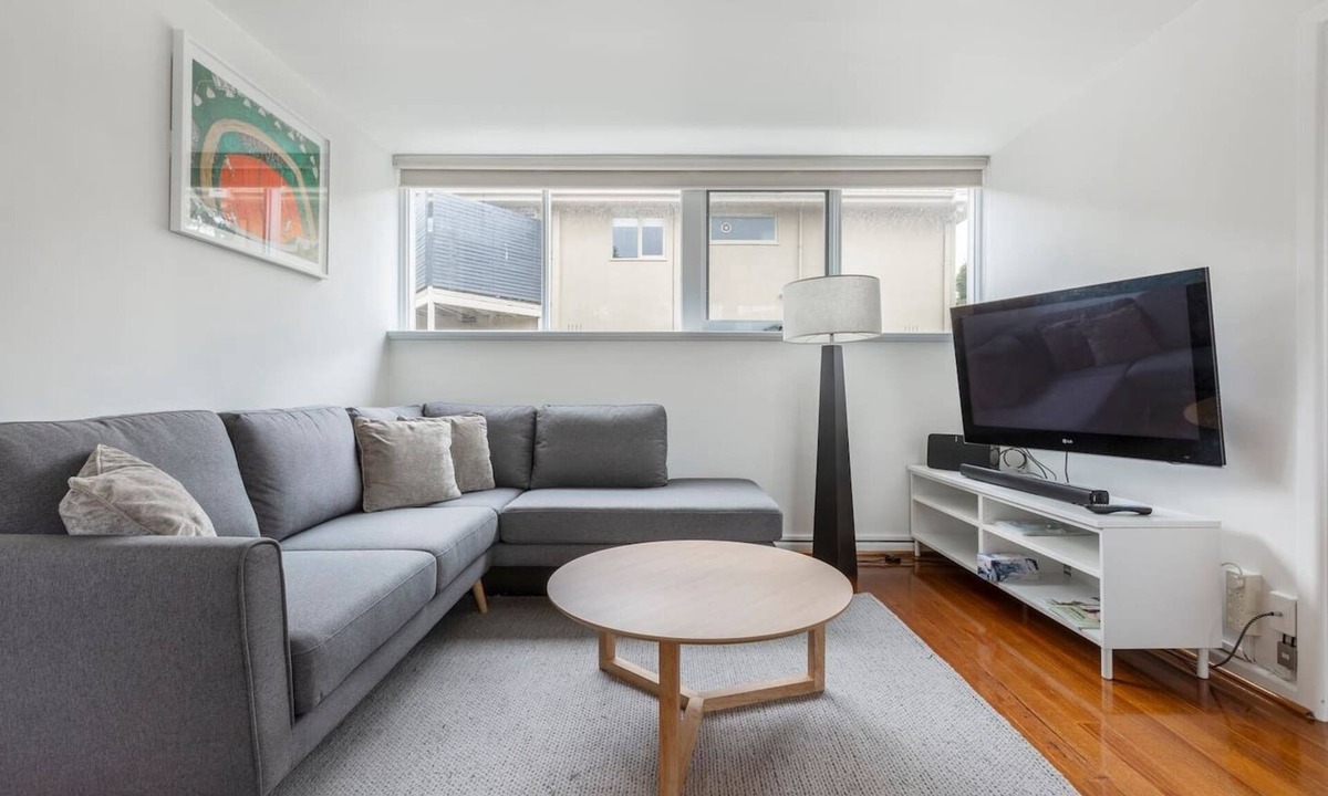 Hawthorn Apartment | Bright and Modern Space with a Balcony and Parking
