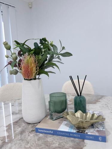 Kellyville Apartment | Bright and Stylish 4BR Guesthouse walk to Shops