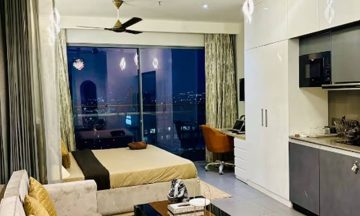 Sector 40 Apartment | Brown Stone - 22nd floor by Luxury Heights