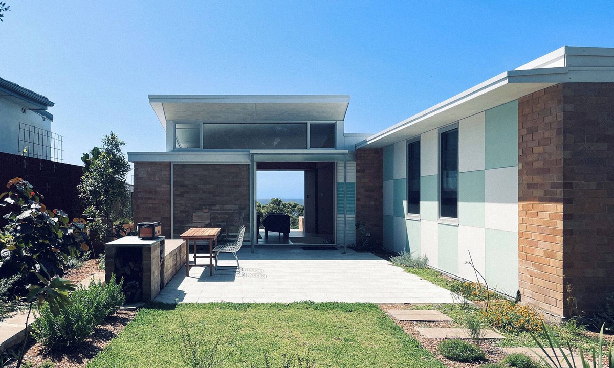 Bundeena House | Bundeena Bush + Bird House. Full frontage to the Royal National Park.