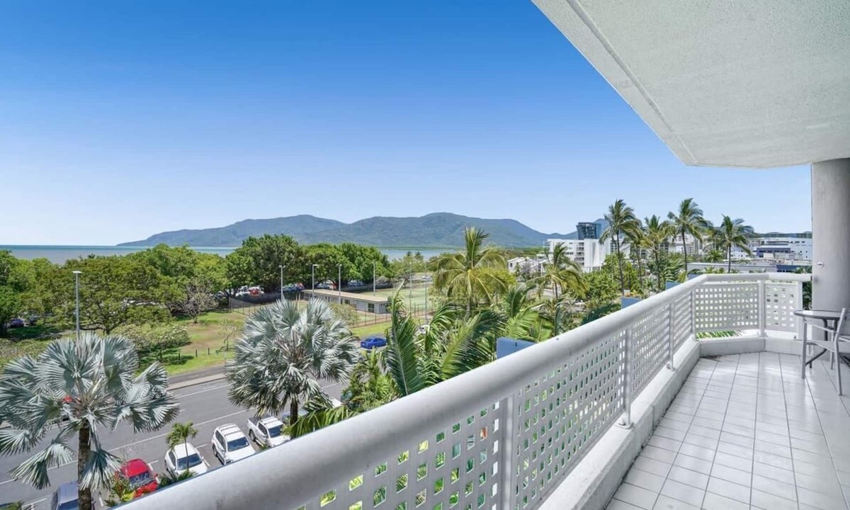 Cairns North Apartment | Cairns Luxury Waterview Apartment