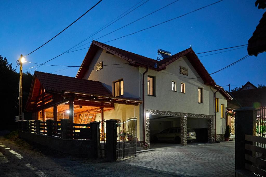 Intorsura Buzaului House | Casa Baciu