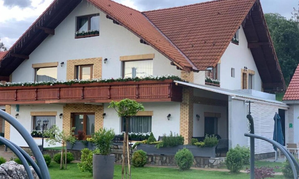 Moieciu Bed & Breakfast | Casa Bucegi - 1 Queen BR